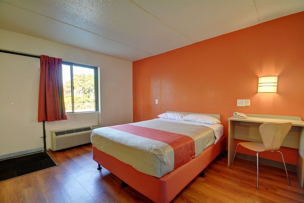 Motel 6 Chicopee, MA - Springfield