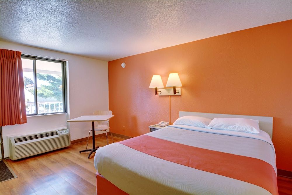 Motel 6 Chicopee, MA - Springfield Standard Room, 1 Queen Bed, Accessible, Non Smoking 7