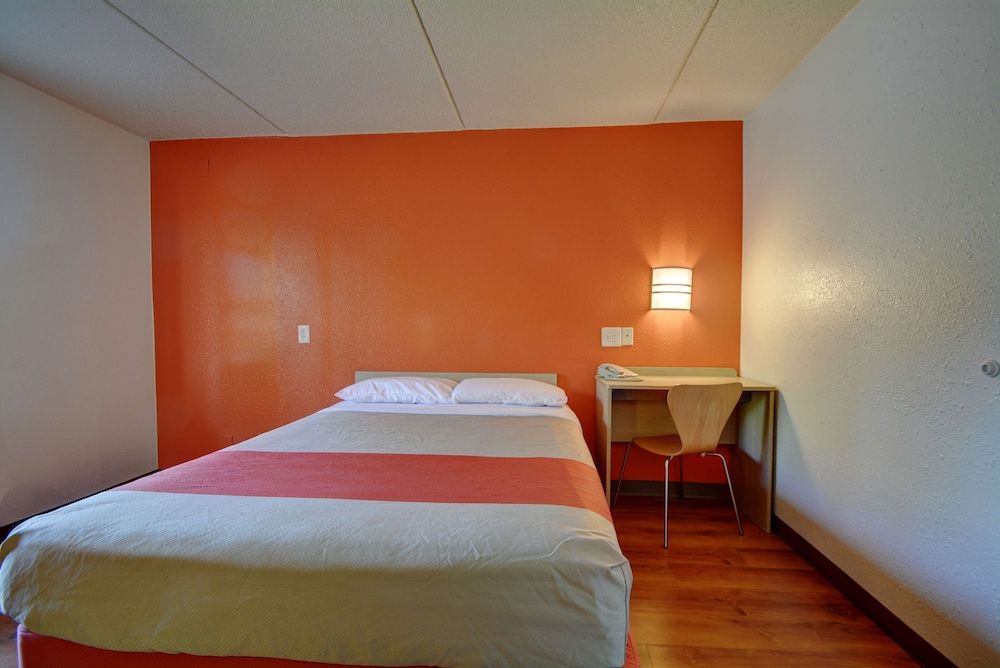 Motel 6 Chicopee, MA - Springfield Standard Room, 1 Queen Bed, Accessible, Non Smoking 3