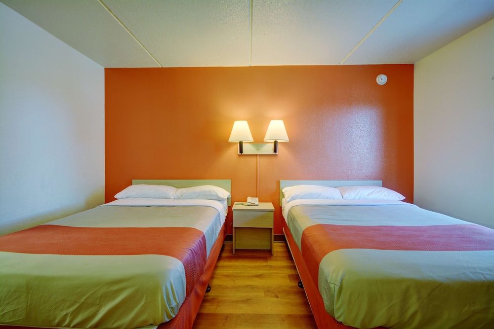 Motel 6 Chicopee, MA - Springfield Standard Room, 2 Double Beds, Non Smoking, Refrigerator & Microwave 3