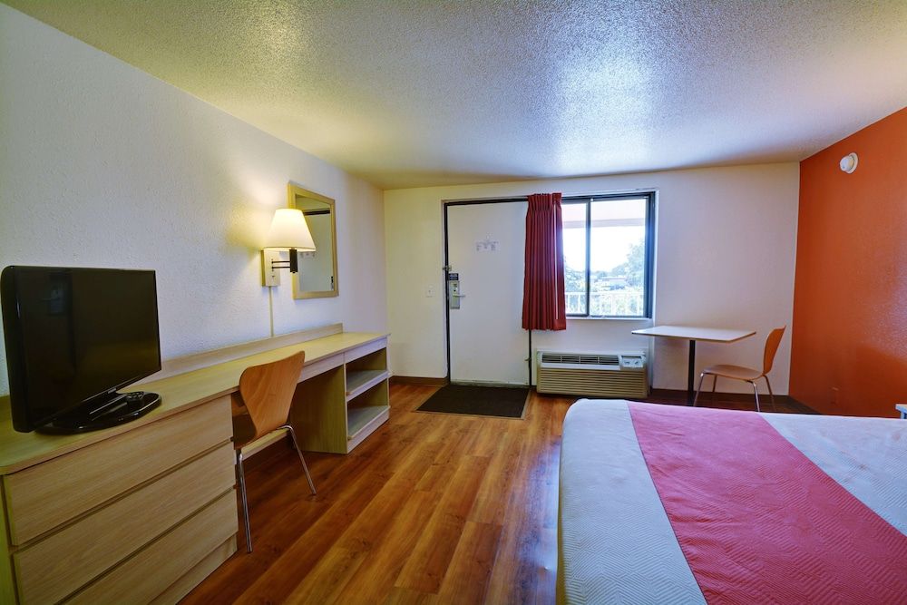 Motel 6 Chicopee, MA - Springfield Standard Room, 1 Queen Bed, Accessible, Non Smoking 10