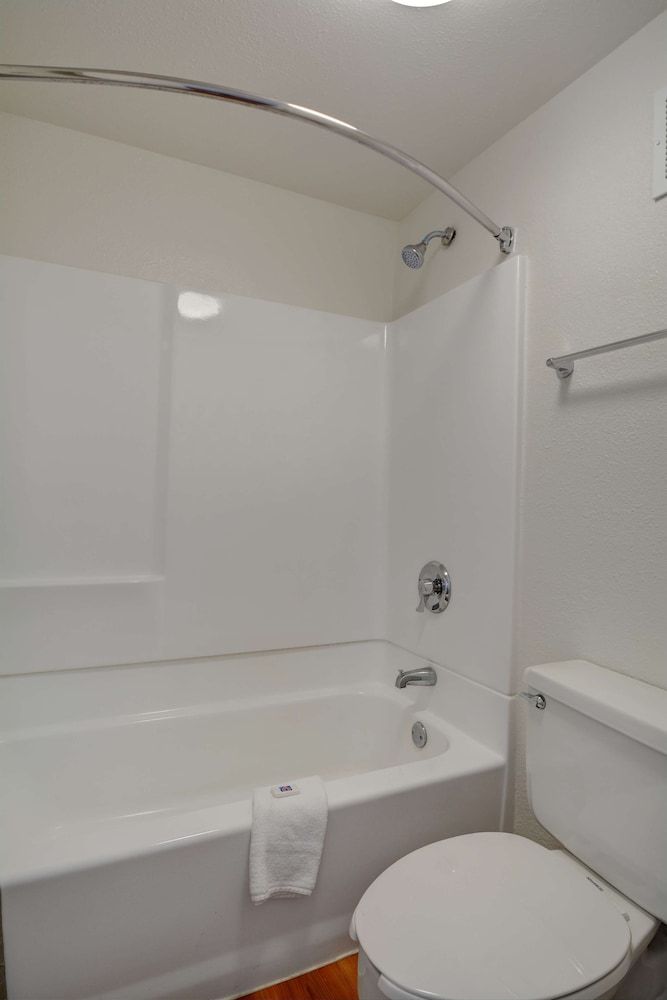 Motel 6 Chicopee, MA - Springfield Standard Room, 2 Double Beds, Non Smoking, Refrigerator & Microwave 4