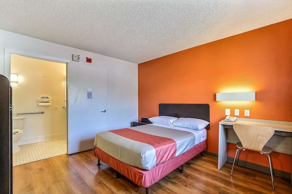 Standard Room, 1 Queen Bed, Non Smoking, Refrigerator