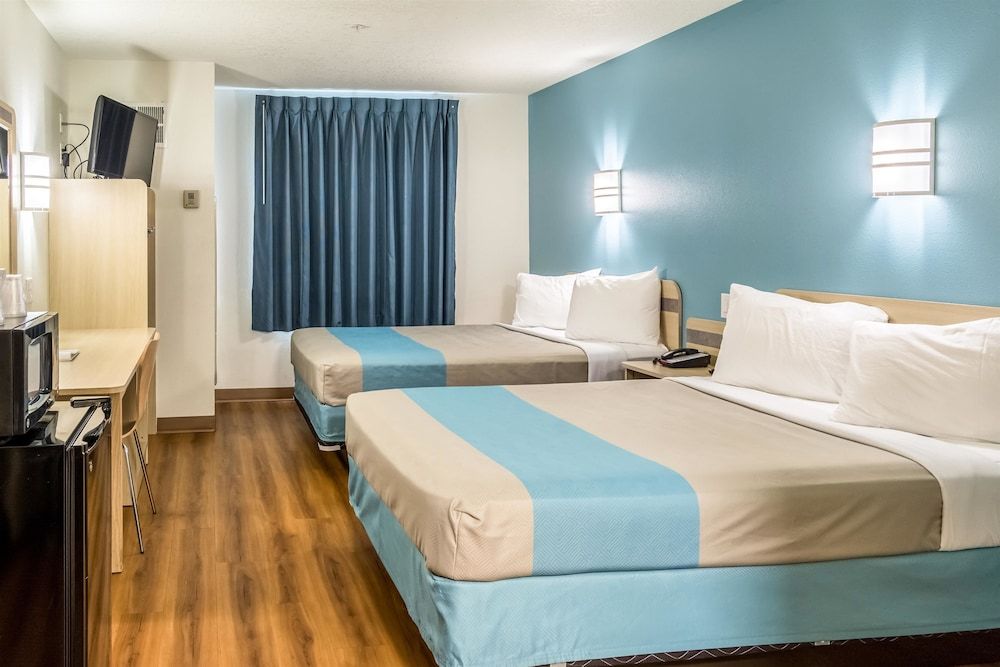 Motel 6 Lincoln City, OR Deluxe Room, 2 Queen Beds, Non Smoking, Refrigerator & Microwave 2