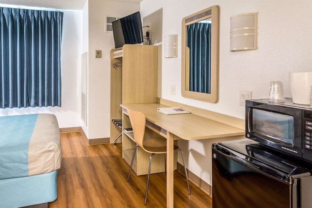 Motel 6 Lincoln City, OR Deluxe Room, 1 Queen Bed, Accessible, Non Smoking 16