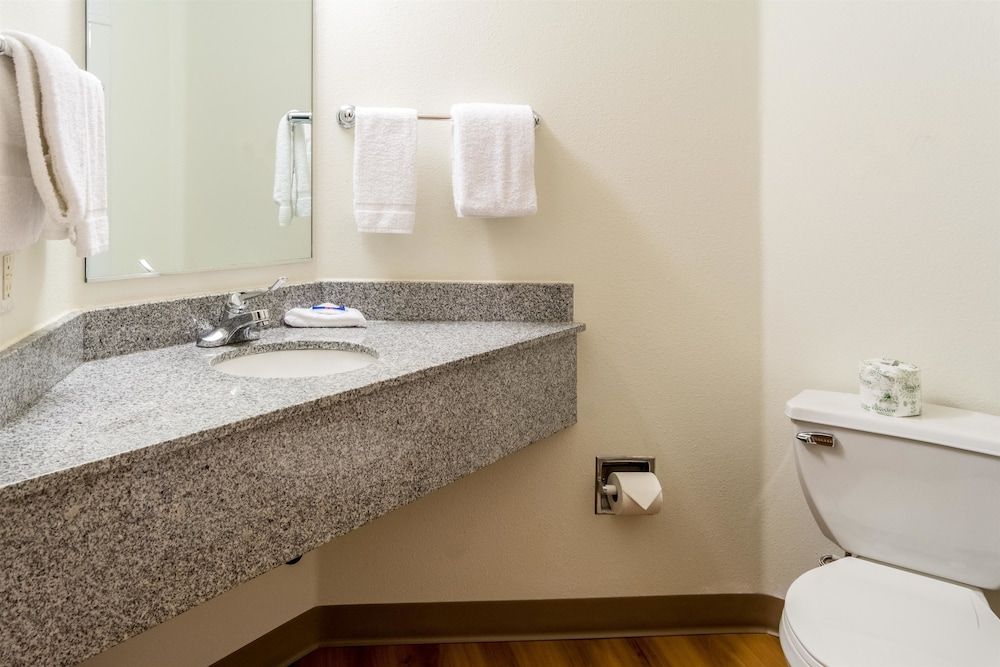 Motel 6 Lincoln City, OR Deluxe Room, 2 Queen Beds, Non Smoking, Refrigerator & Microwave 4