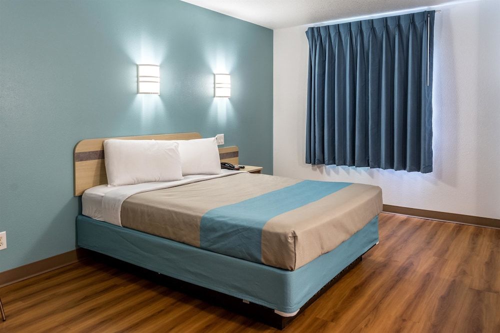 Motel 6 Lincoln City, OR Deluxe Room, 1 Queen Bed, Accessible, Non Smoking 2