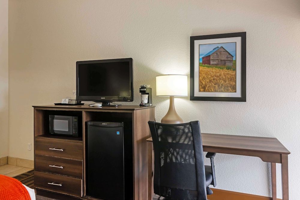 Best Western Colonial Inn Standard Room, 1 Queen Bed, Non Smoking 4