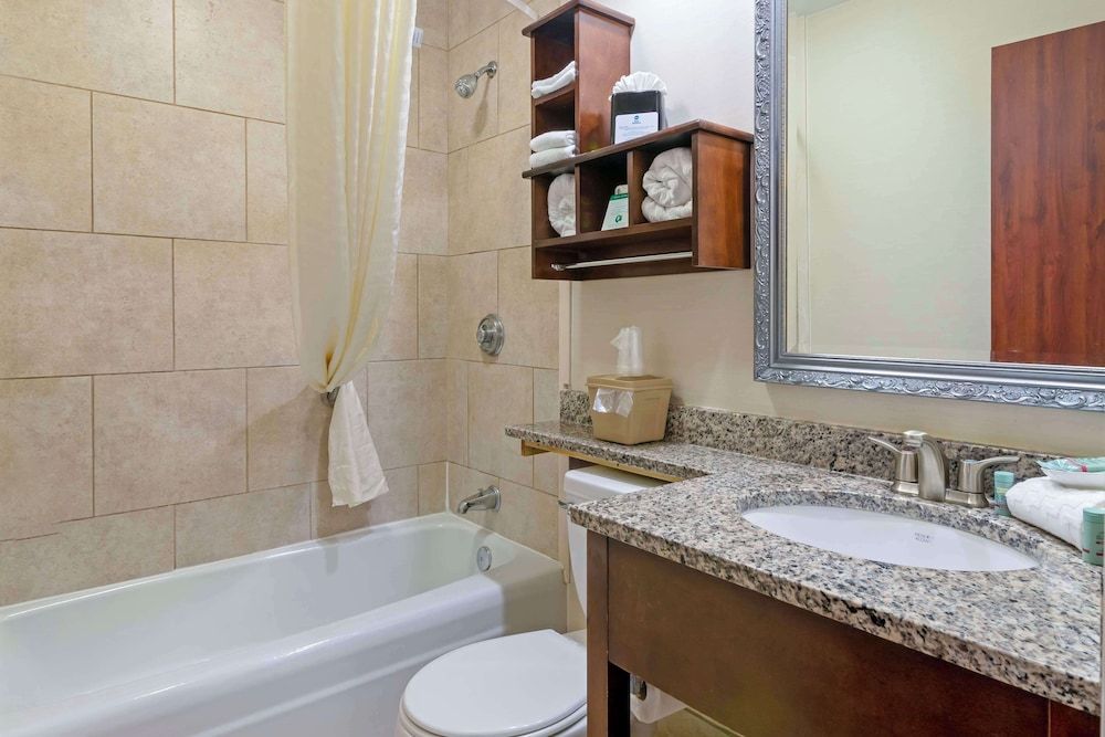 Best Western Colonial Inn Standard Room, 2 Queen Beds, Non Smoking, Refrigerator & Microwave 3