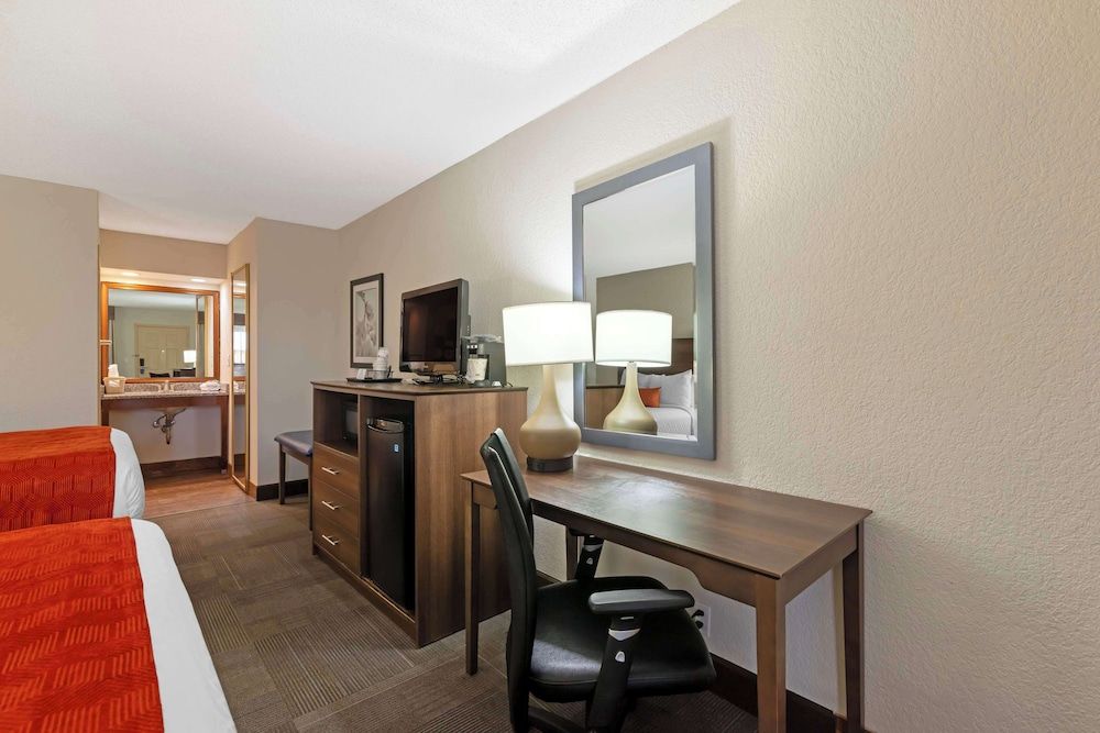 Best Western Colonial Inn Standard Room, 2 Queen Beds, Non Smoking, Refrigerator & Microwave 4
