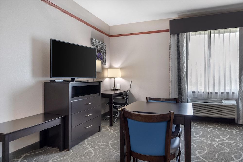 Best Western Limestone Inn & Suites Standard Room, Multiple Beds, Accessible, Bathtub 4