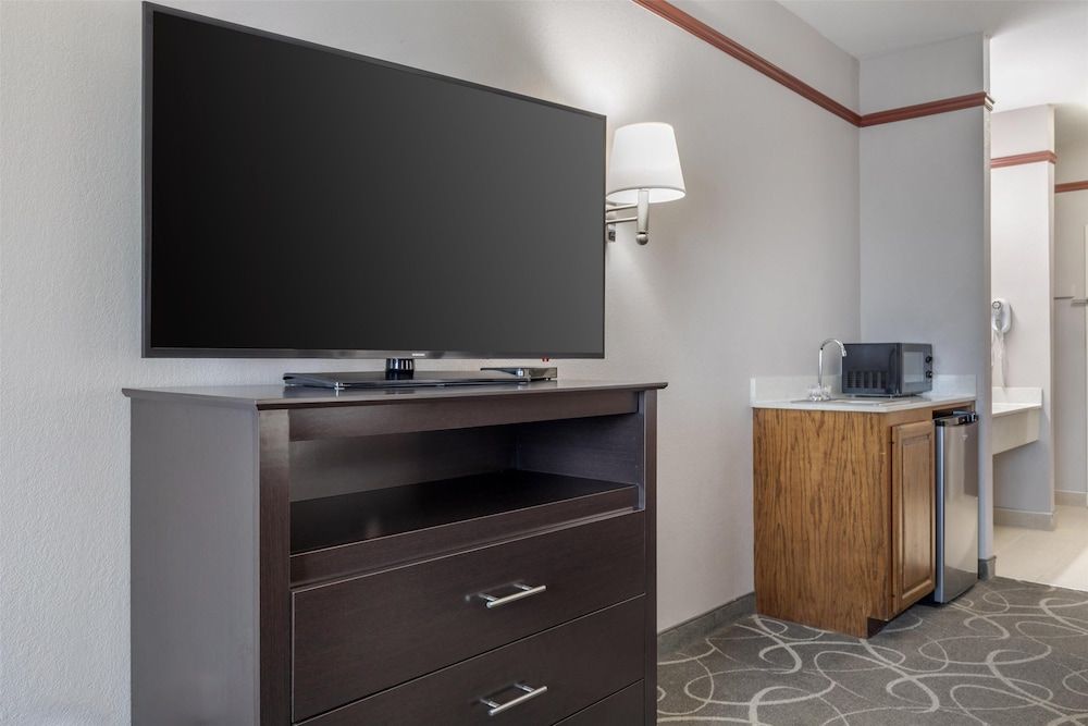 Best Western Limestone Inn & Suites Standard Room, Multiple Beds, Non Smoking, Refrigerator & Microwave 4