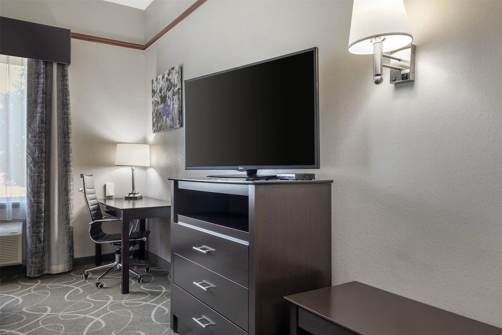 Best Western Limestone Inn & Suites Standard Room, 2 Queen Beds, Non Smoking, Refrigerator & Microwave 4