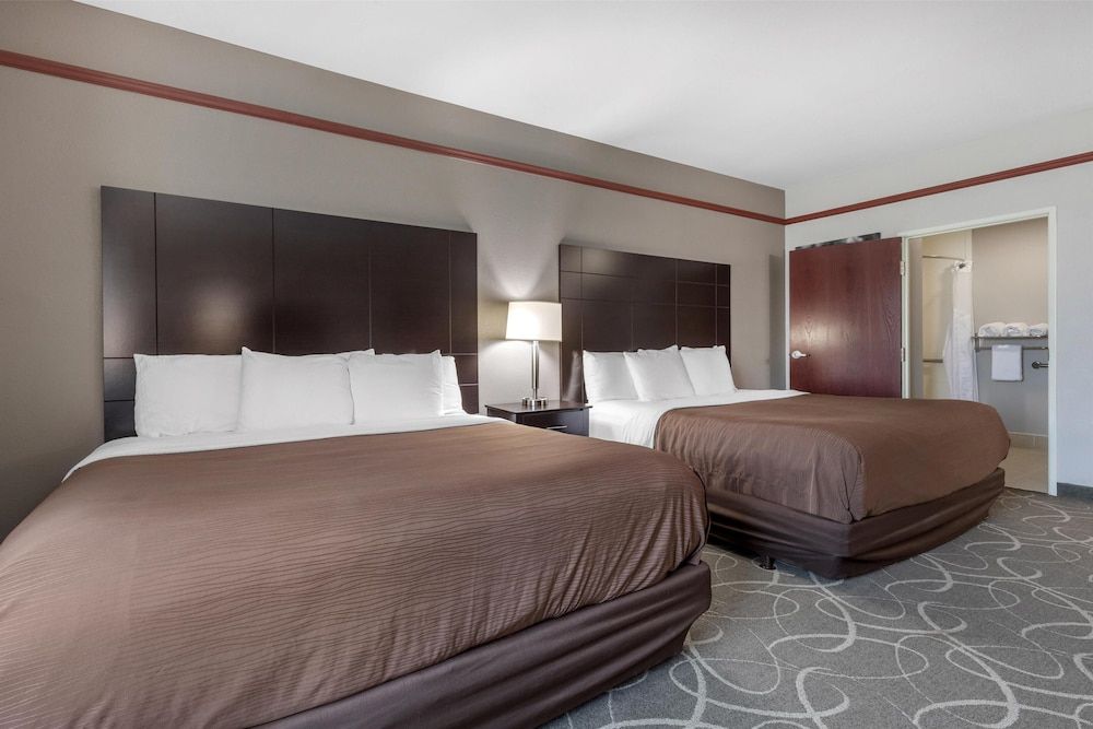 Best Western Limestone Inn & Suites Standard Room, Multiple Beds, Accessible, Bathtub 2