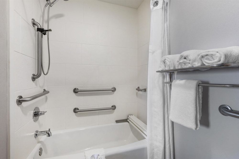 Best Western Limestone Inn & Suites Standard Room, Multiple Beds, Accessible, Bathtub 3