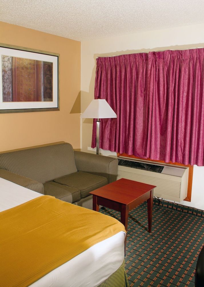 Budget Inn and Suites Basic Single Room, 1 King Bed, Non Smoking 2