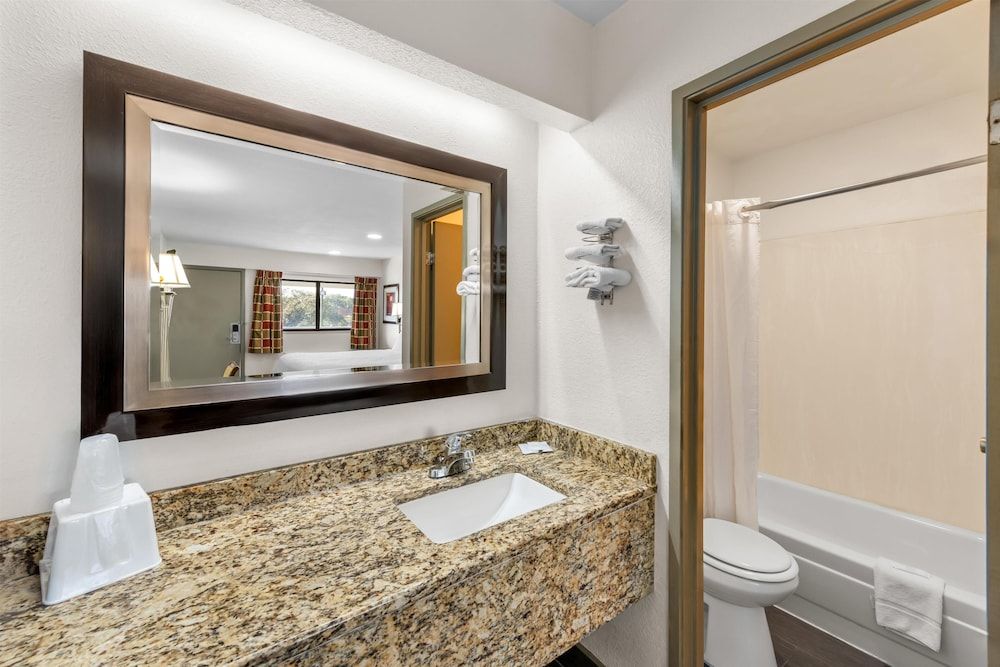 Americas Best Value Inn Kansas City E Independence Standard Room, 1 King Bed, Non Smoking 7