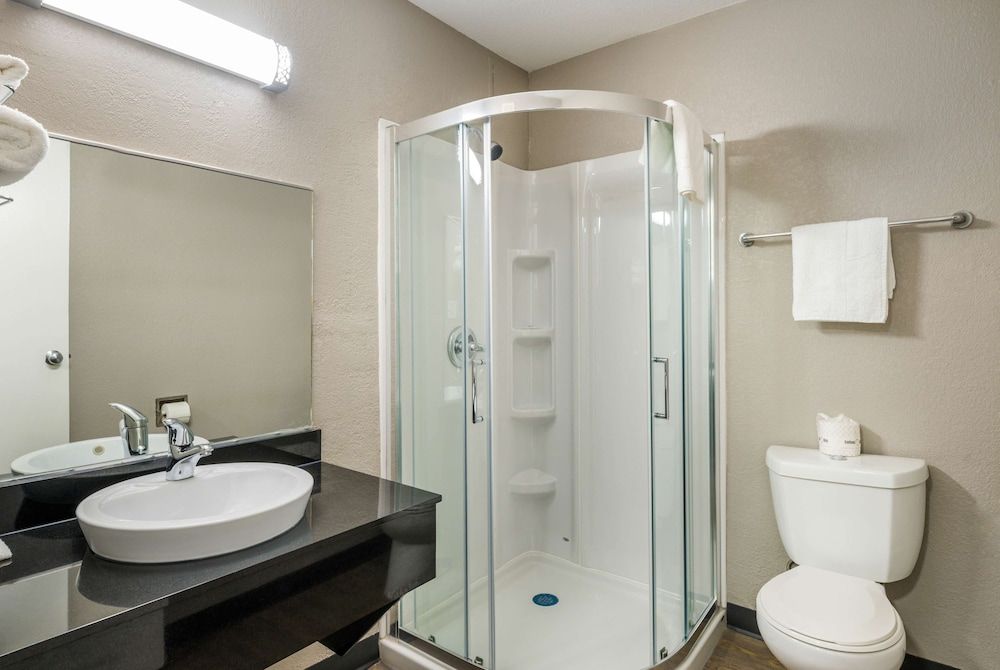 Motel 6 Sandston, VA - Richmond, Va Deluxe Room, 1 Queen Bed, Smoking, Refrigerator & Microwave 5