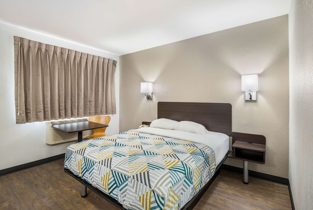 Motel 6 Sandston, VA - Richmond, Va Deluxe Room, 1 Queen Bed, Smoking, Refrigerator & Microwave 3