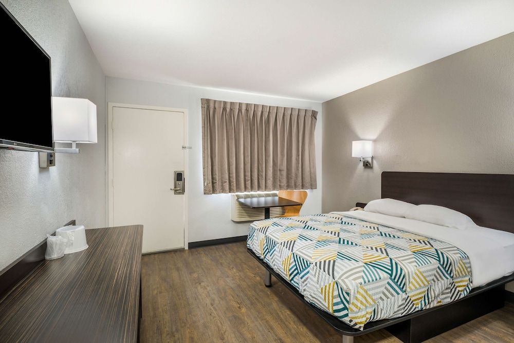 Motel 6 Sandston, VA - Richmond, Va Deluxe Room, 1 Queen Bed, Smoking, Refrigerator & Microwave 2