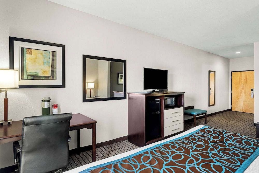 Best Western Plus Magee Inn And Suites Suite, 1 King Bed, Non Smoking, Refrigerator & Microwave (with Sofabed) 4