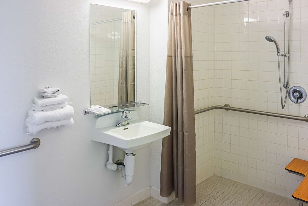 Motel 6 Porterville, CA Standard Room, 1 Double Bed, Accessible, Non Smoking 4