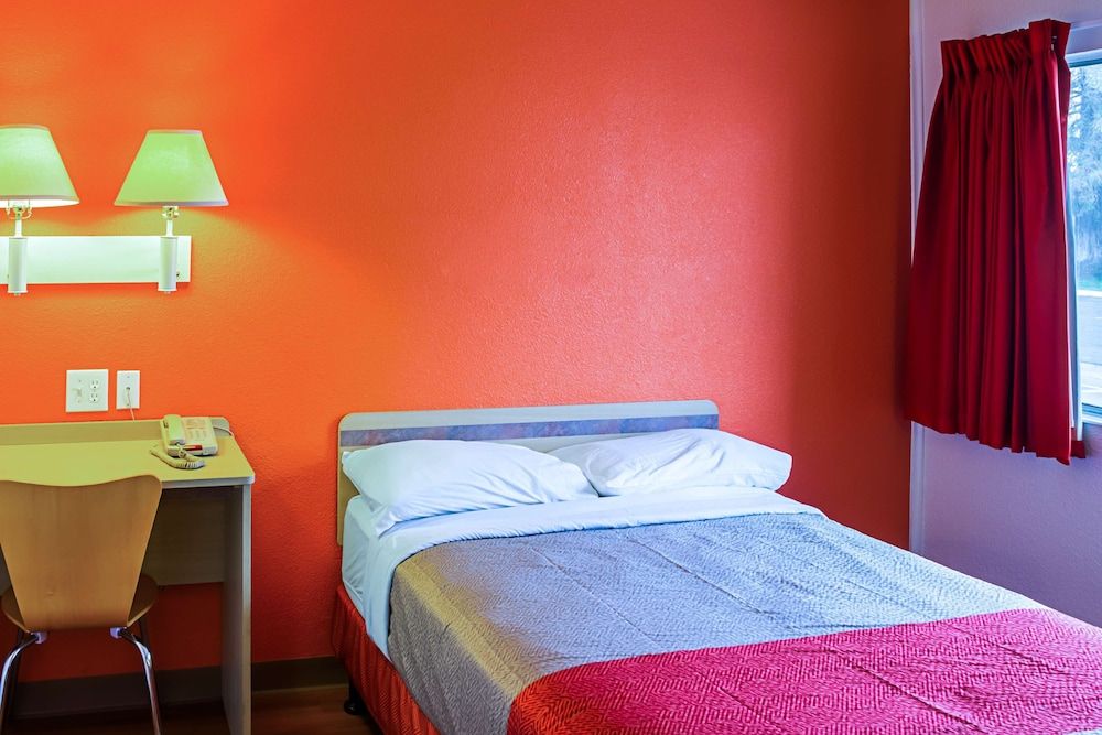 Motel 6 Porterville, CA Deluxe Room, 1 Queen Bed, Non Smoking, Refrigerator 2