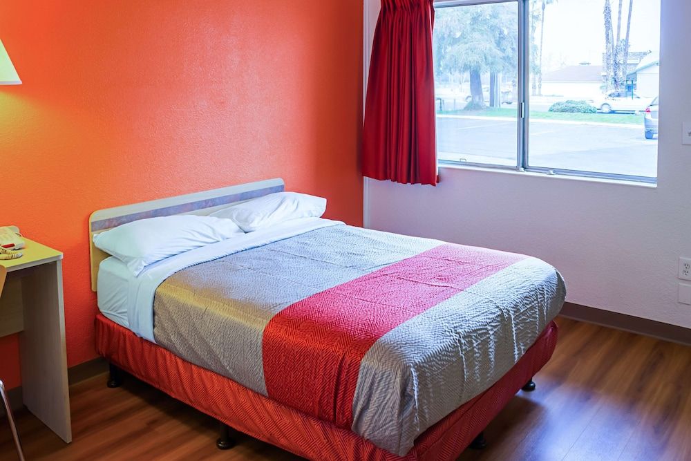 Motel 6 Porterville, CA Deluxe Room, 1 Queen Bed, Non Smoking, Refrigerator 4