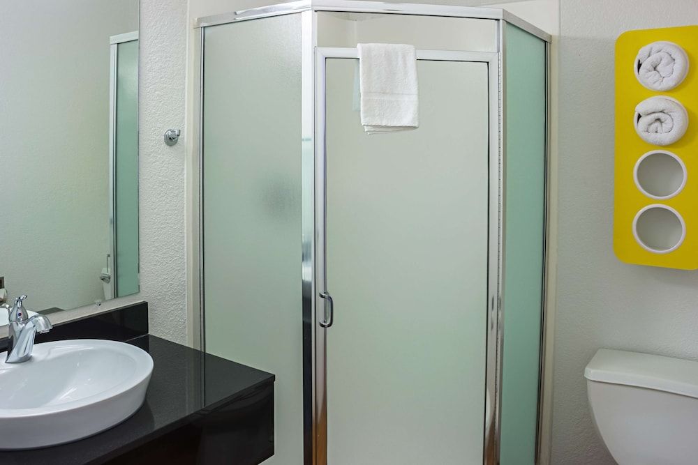 Motel 6 Porterville, CA Deluxe Room, 2 Double Beds, Non Smoking, Refrigerator 4