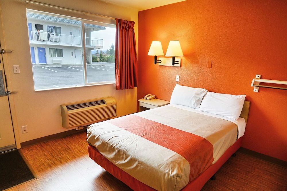 Premium Room, 1 Queen Bed, Non Smoking, Refrigerator & Microwave