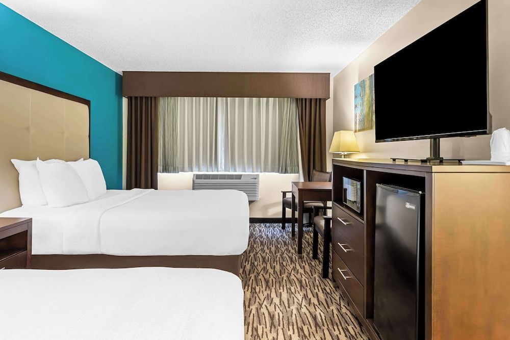 Best Western Baraboo Inn Standard Room, 2 Queen Beds, Non Smoking, Refrigerator & Microwave 2