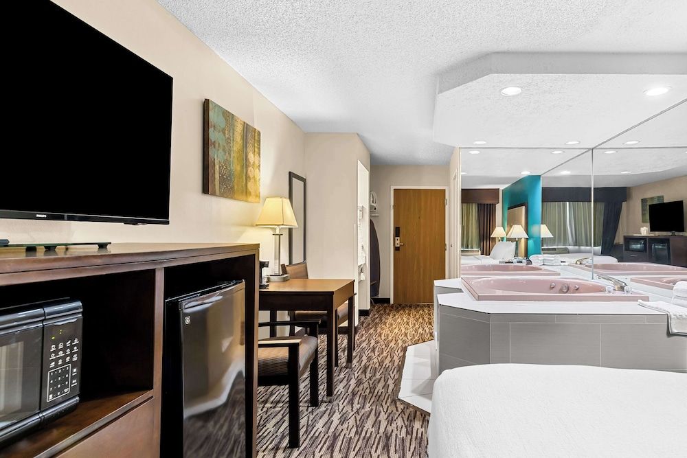 Standard Room, 1 Queen Bed, Non Smoking, Jetted Tub