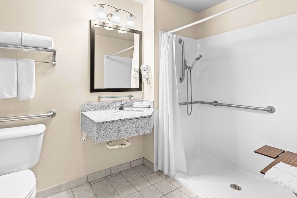 Best Western Baraboo Inn Standard Room, 1 King Bed, Accessible, Refrigerator & Microwave 4