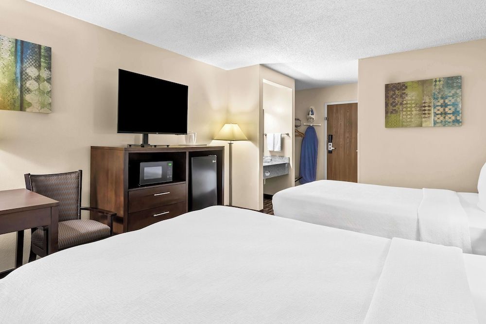 Best Western Baraboo Inn Standard Room, 2 Queen Beds, Non Smoking, Refrigerator & Microwave 3