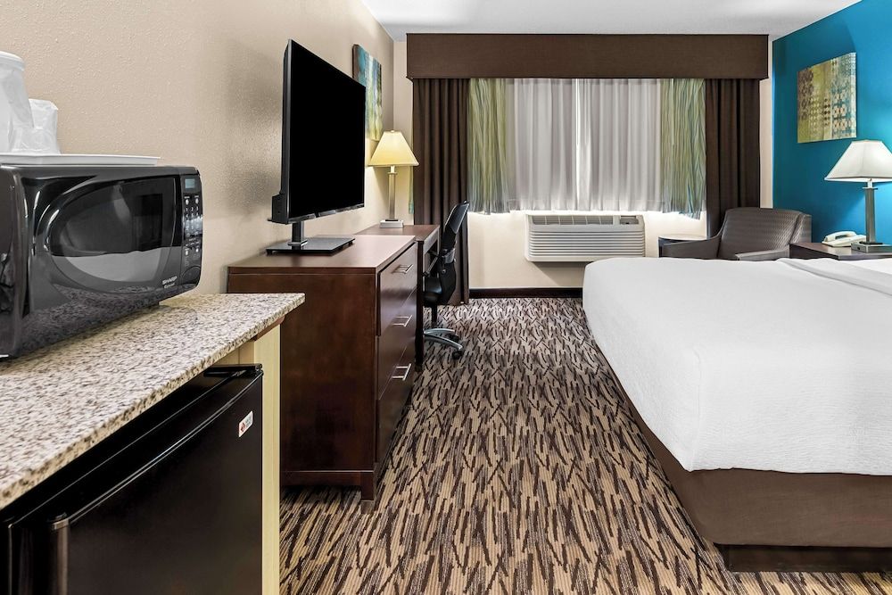 Best Western Baraboo Inn Standard Room, 1 King Bed, Accessible, Refrigerator & Microwave 3