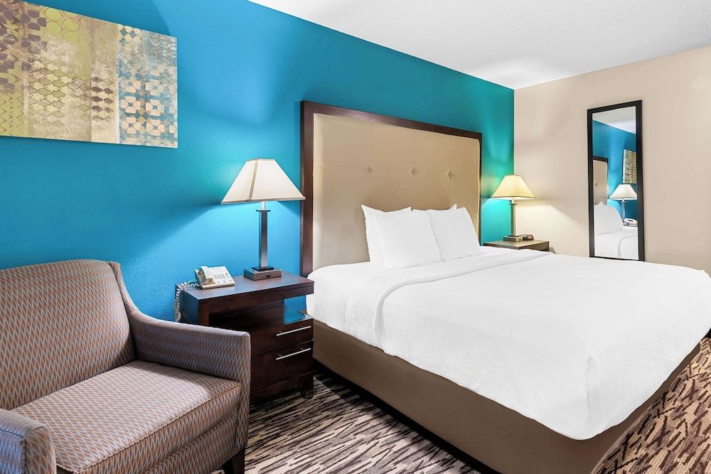 Best Western Baraboo Inn Standard Room, 1 King Bed, Accessible, Refrigerator & Microwave 2