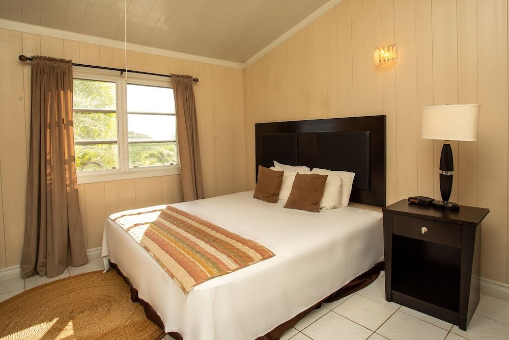 Deluxe Suite, 1 King Bed, Pool Access, Ocean View