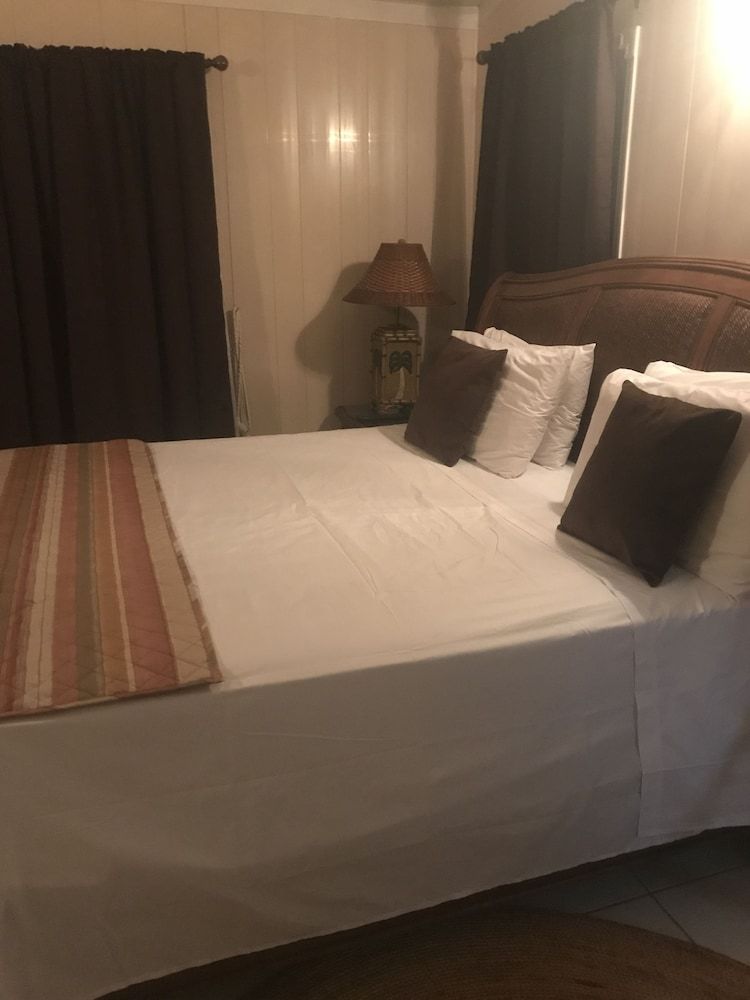 Deluxe Suite, 1 King Bed, Pool Access, Ocean View