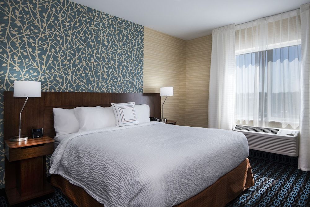 Room, 1 King Bed, Non Smoking (Mobility/Hearing Access, Roll-in Shwr)