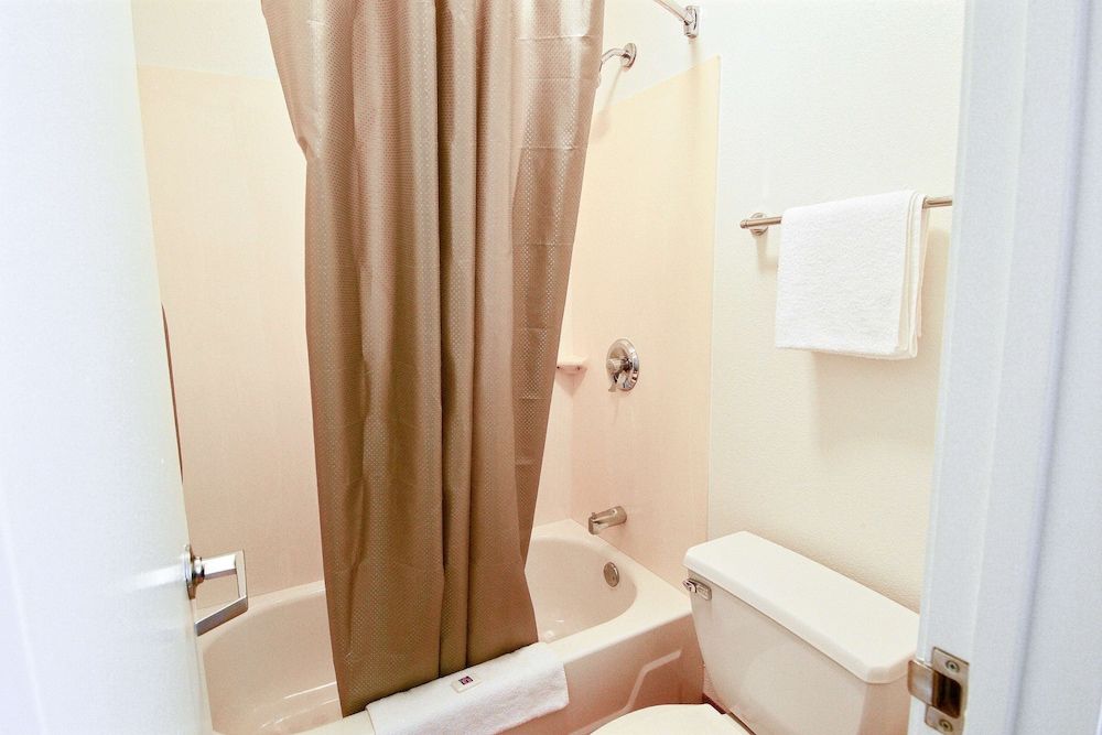 Motel 6 Nashua, NH - South Standard Room, 2 Double Beds, Non Smoking 3