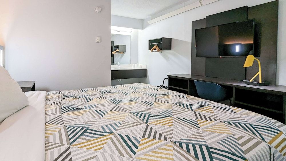 Motel 6 Nashua, NH - South Deluxe Room, 1 King Bed, Accessible, Non Smoking 3