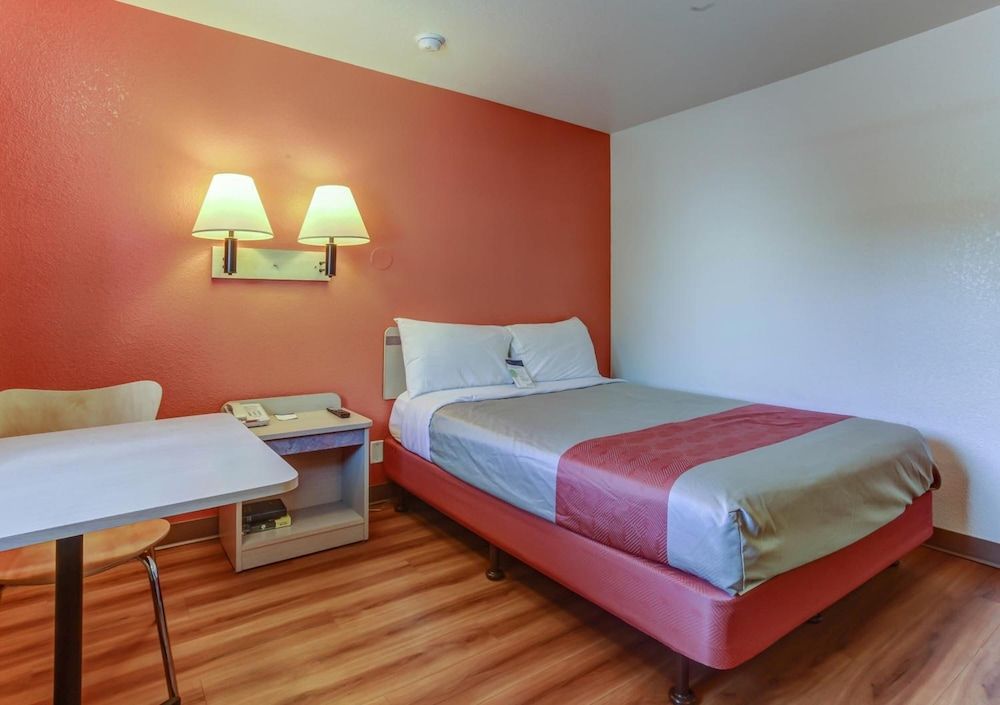 Motel 6 Grants Pass, OR Standard Room, 1 Queen Bed, Non Smoking 2