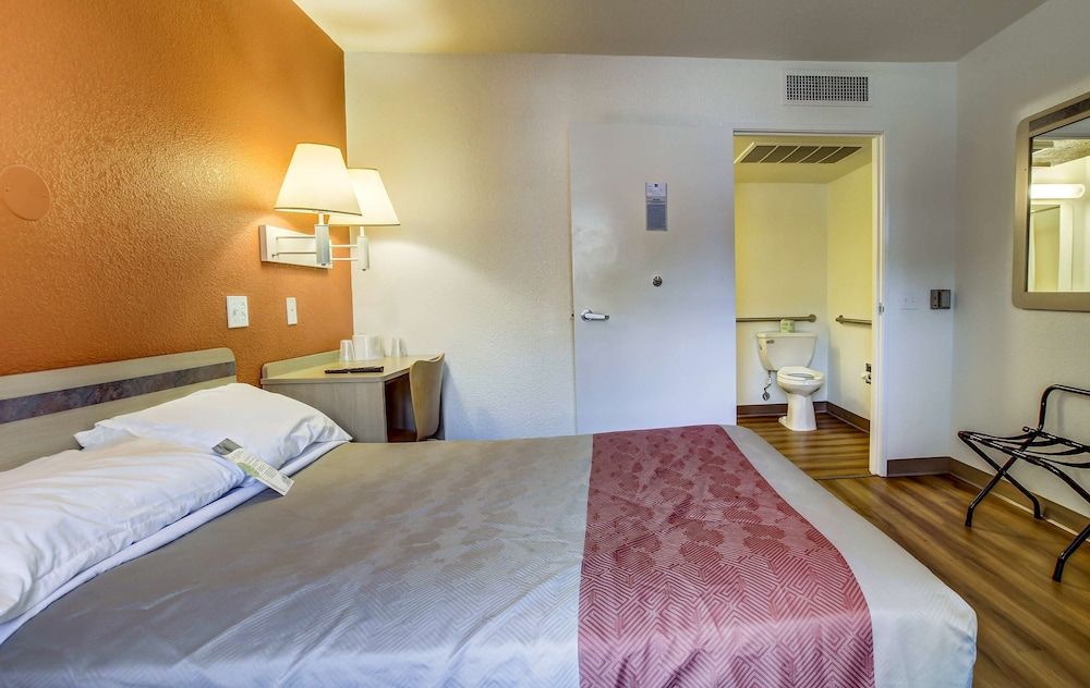 Motel 6 Grants Pass, OR Standard Room, 1 Queen Bed, Non Smoking 5