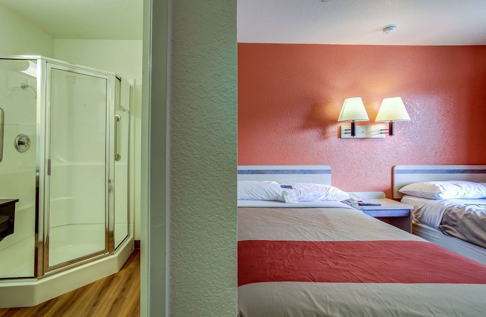 Motel 6 Grants Pass, OR Standard Room, 2 Double Beds, Non Smoking 4