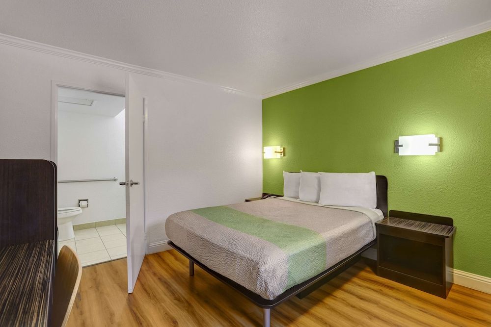 Motel 6 King City, CA Deluxe Room, 1 Queen Bed, Accessible, Non Smoking 2