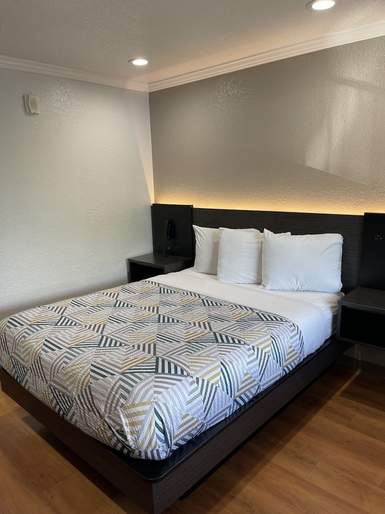 Standard Room, 1 Queen Bed, Accessible, Non Smoking