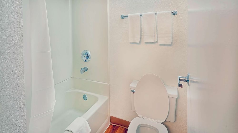 Motel 6 Los Angeles, CA - Los Angeles - LAX Deluxe Room, 2 Queen Beds, Non Smoking, Refrigerator 8