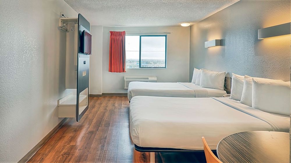 Motel 6 Los Angeles, CA - Los Angeles - LAX Standard Room, 2 Queen Beds, Accessible, Non Smoking 3