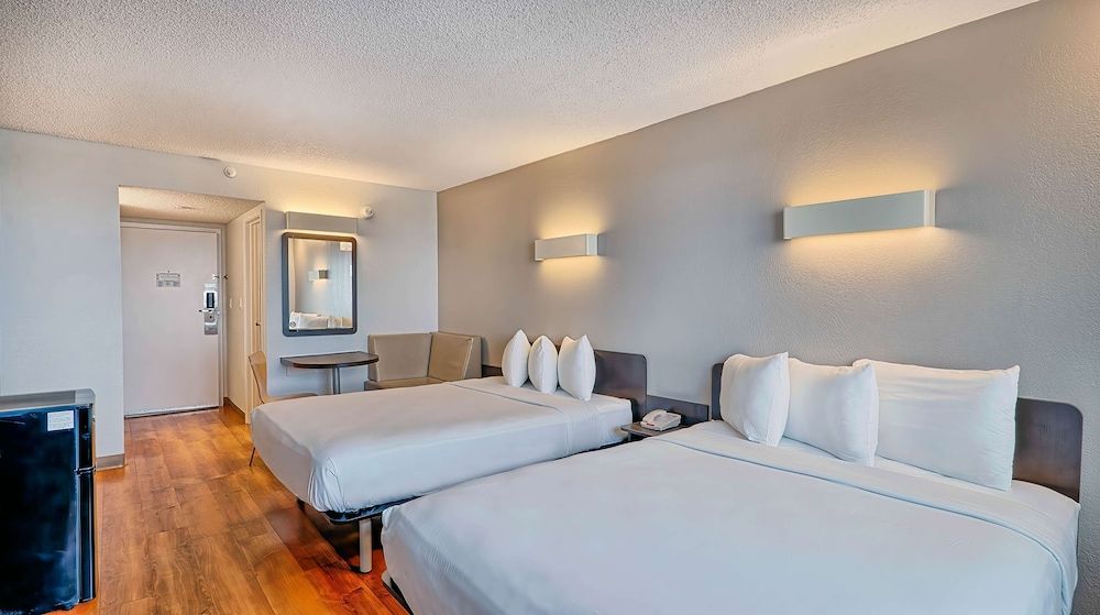 Motel 6 Los Angeles, CA - Los Angeles - LAX Standard Room, 2 Queen Beds, Accessible, Non Smoking 2