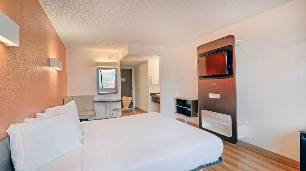 Motel 6 Los Angeles, CA - Los Angeles - LAX Standard Room, 1 Queen Bed, Accessible, Non Smoking 3